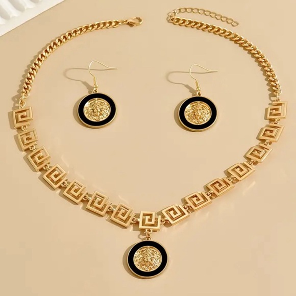 Elegant 18k Gold Plated Jewelry Set - Picture 2 of 5